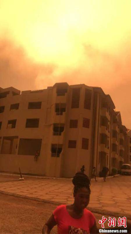 據(jù)悉，爆炸發(fā)生在當晚7時30分許。加納國家災(zāi)難管理組織官員阿布&middot;拉馬丹在現(xiàn)場說，目前確認爆炸造成至少2人死亡。